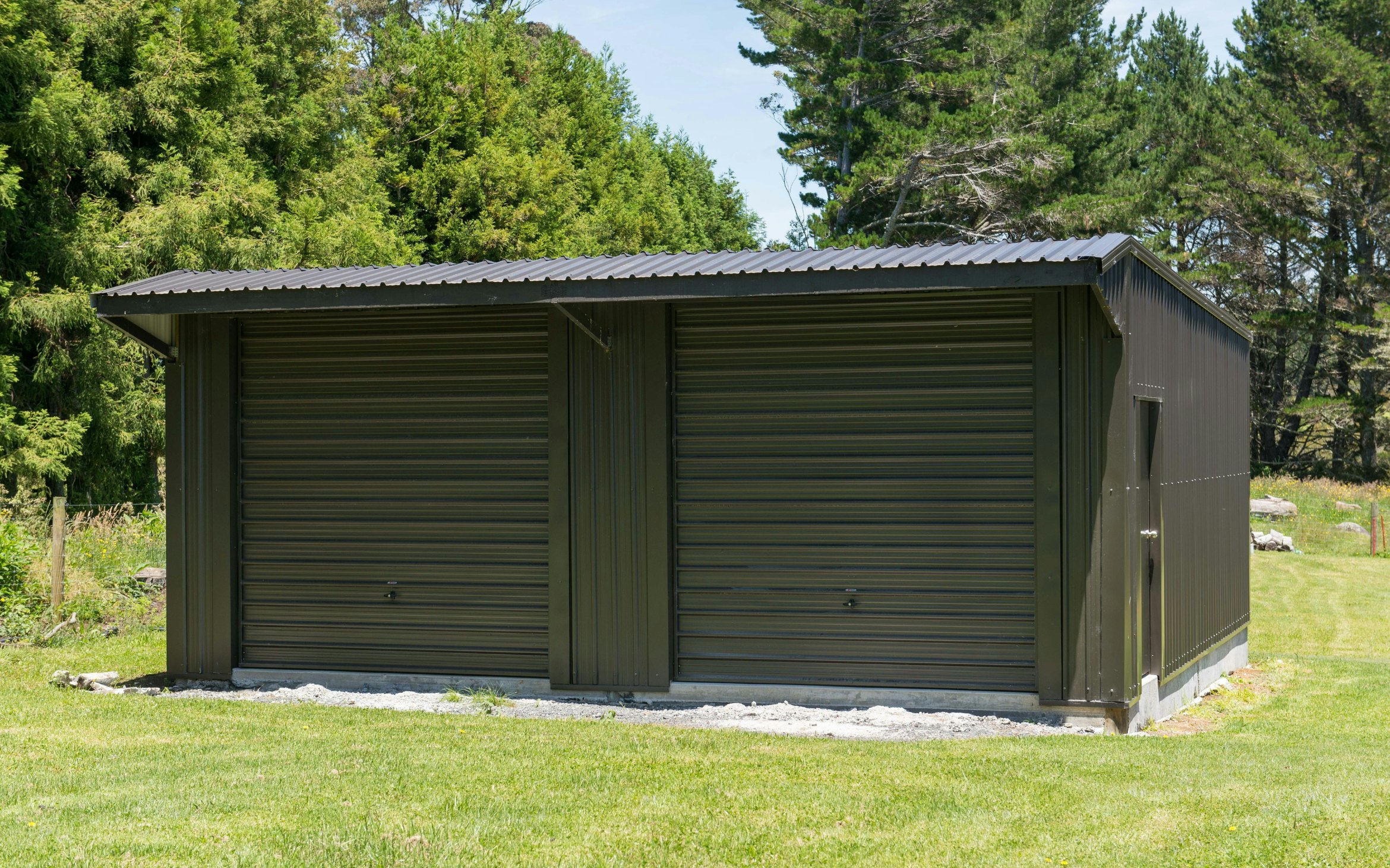 Stand-Tough™, lean to 2 bays farm building with broken canopy