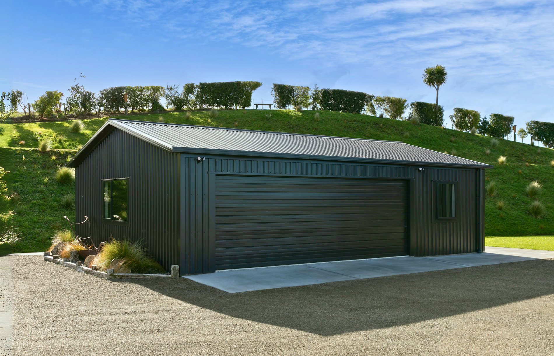 10m x 7m garage with integrated workshop, featuring 6-rib cladding in COLORSTEEL ® FlaxPod® and aluminium joinery