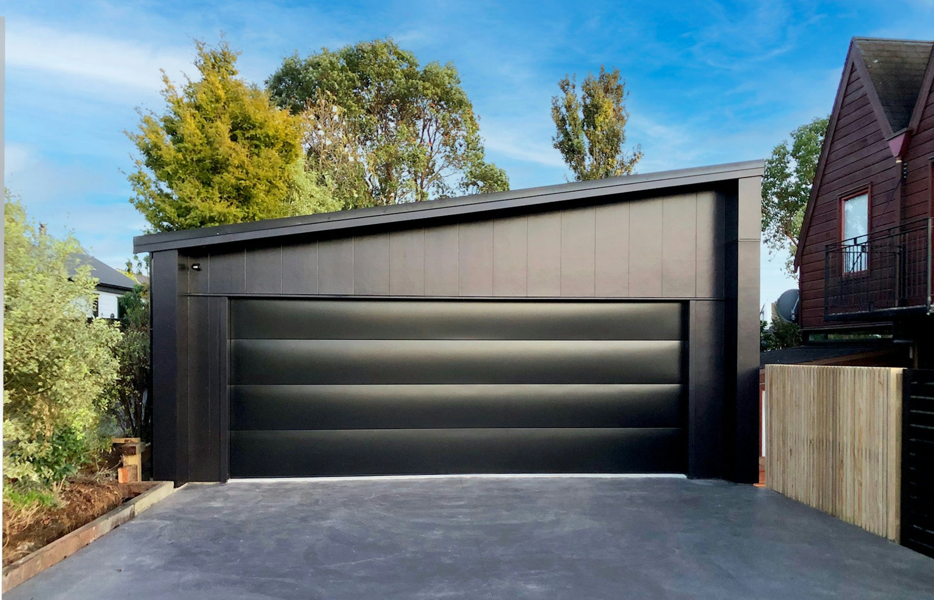 7.2m(l) x 6.6m(w), mono-pitch roof, and wingwall design to front wall.