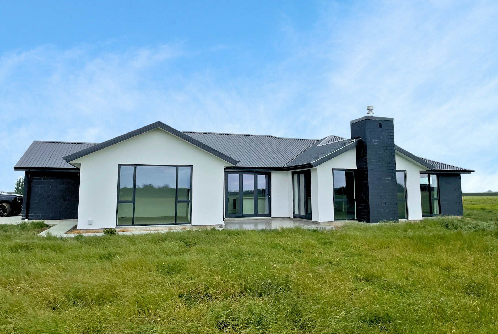 225m² home, 4 bedrooms, 2 bathrooms, 2 living spaces. Custom plan in brick and plaster.