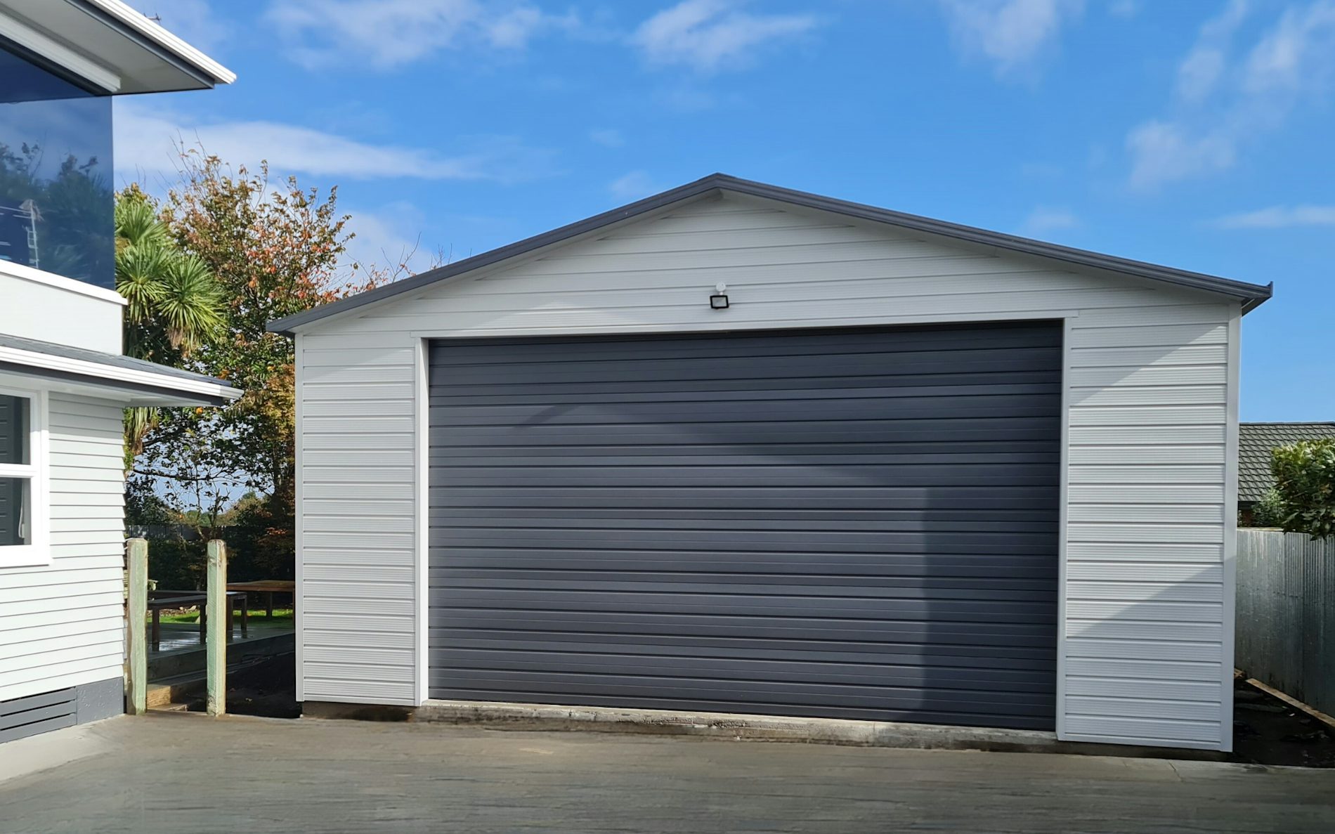 10.2 m x 7.8m large garage