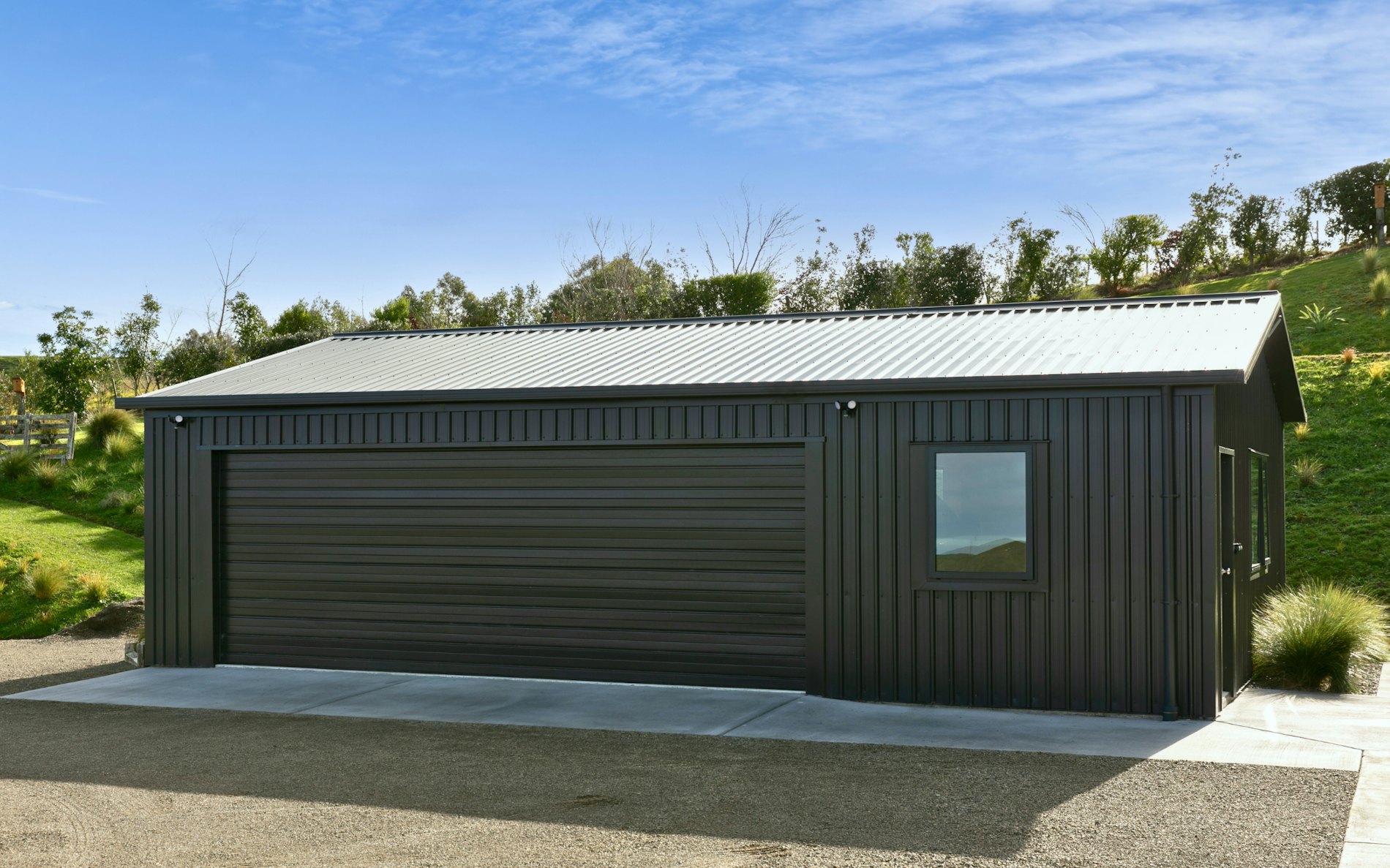 10mx7m large garage with workshop with 6 rib cladding in COLORSTEEL® Flaxpod