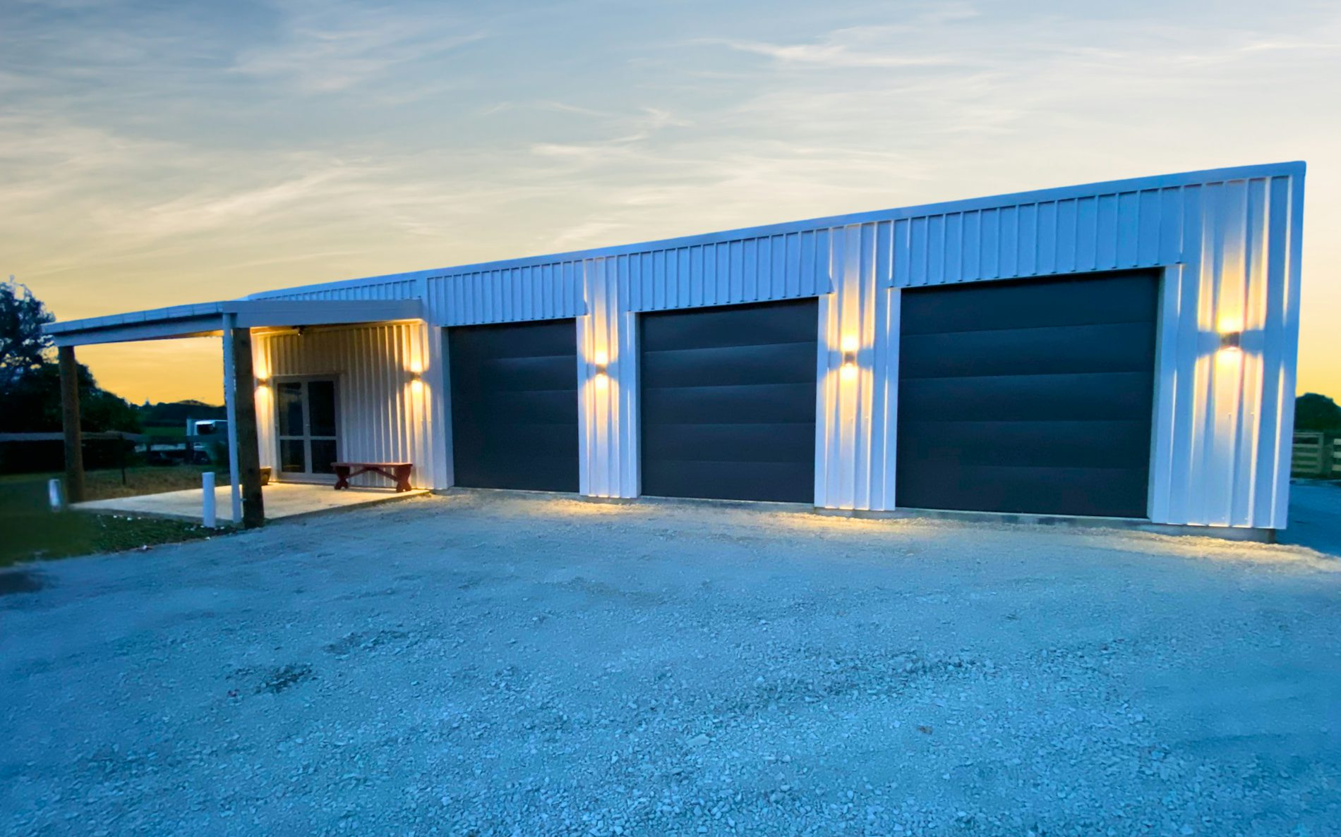 15.6m x 7m large garage with extra space