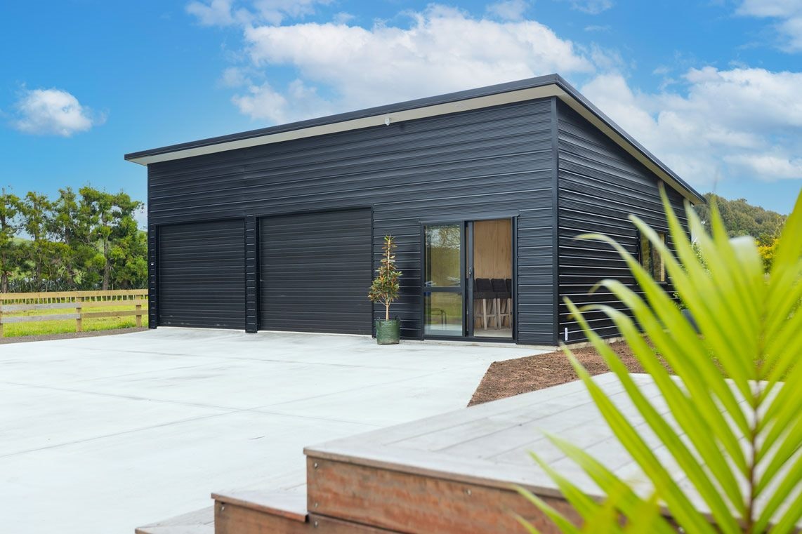 10m x7m garage and sleepout with a luxurious ensuite bathroom, mono-pitch roof and Colorsteel Maxx superclad cladding