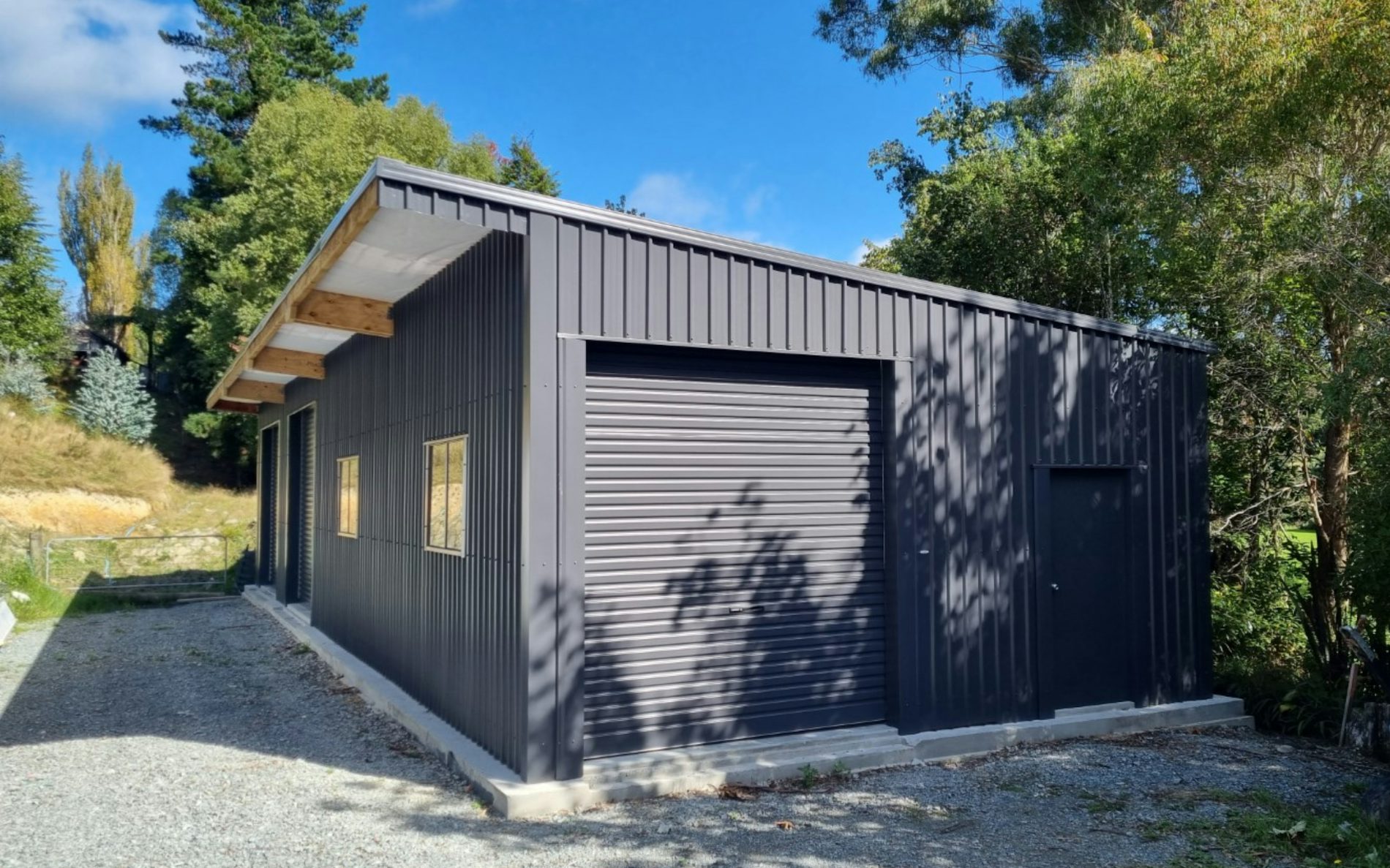  4 Bay Stand Tough Farm building each bay 4.5m wide and 6m deep 18x6 Clearspan finished in 6 Rib Grey Friars