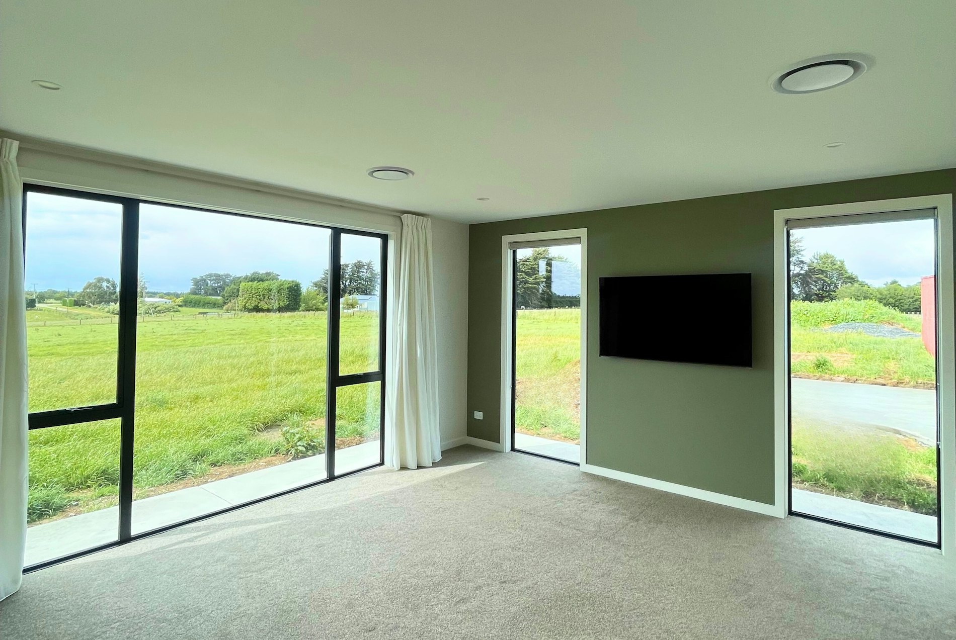 225m² home, 4 bedrooms, 2 bathrooms, 2 living spaces. Custom plan in brick and plaster.