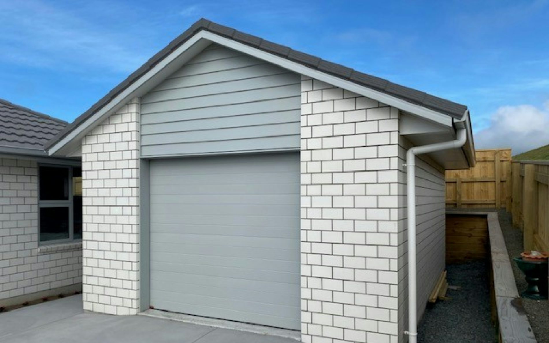 6.2m x 4.4m x 2.4m height custom single garage in Brickery Alicante brick and James Hardie Linea™