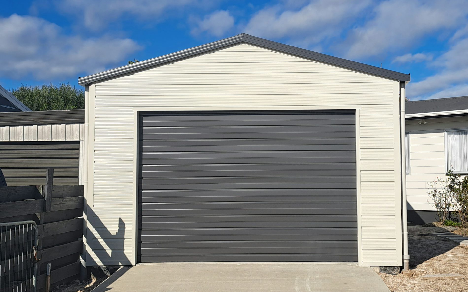 6.0m x 4.2m single garage, Superclad Cladding in COLORSTEEL® Titania & Grey Friars 