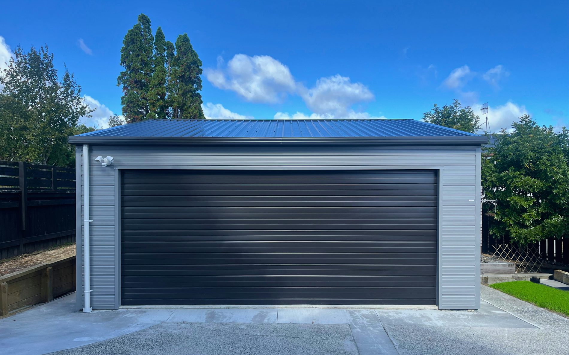 6.0m x 7.2m Double Garage, Superclad Cladding in COLORSTEEL® Sandstone Grey & Flaxpod