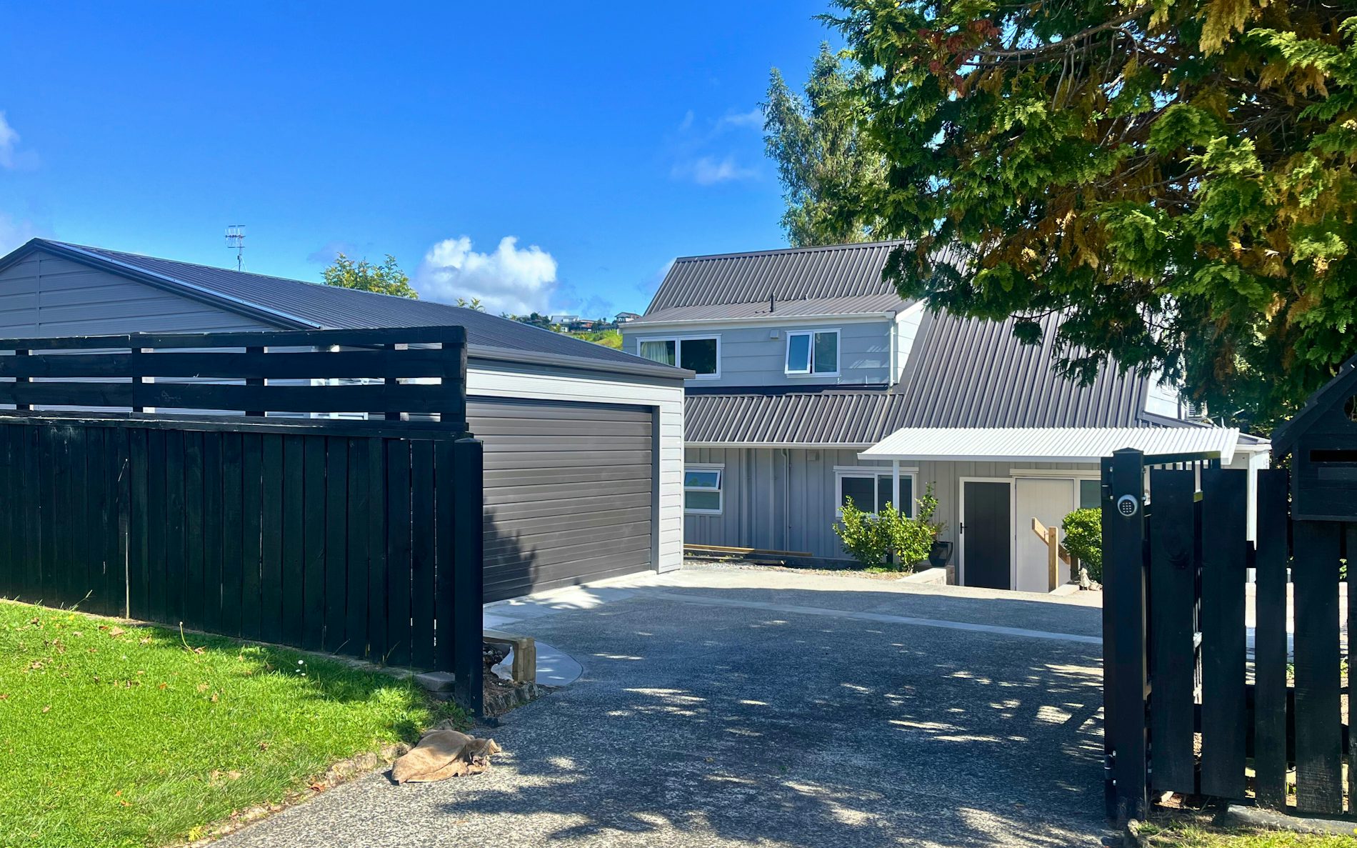 6.0m x 7.2m Double Garage, Superclad Cladding in COLORSTEEL® Sandstone Grey & Flaxpod