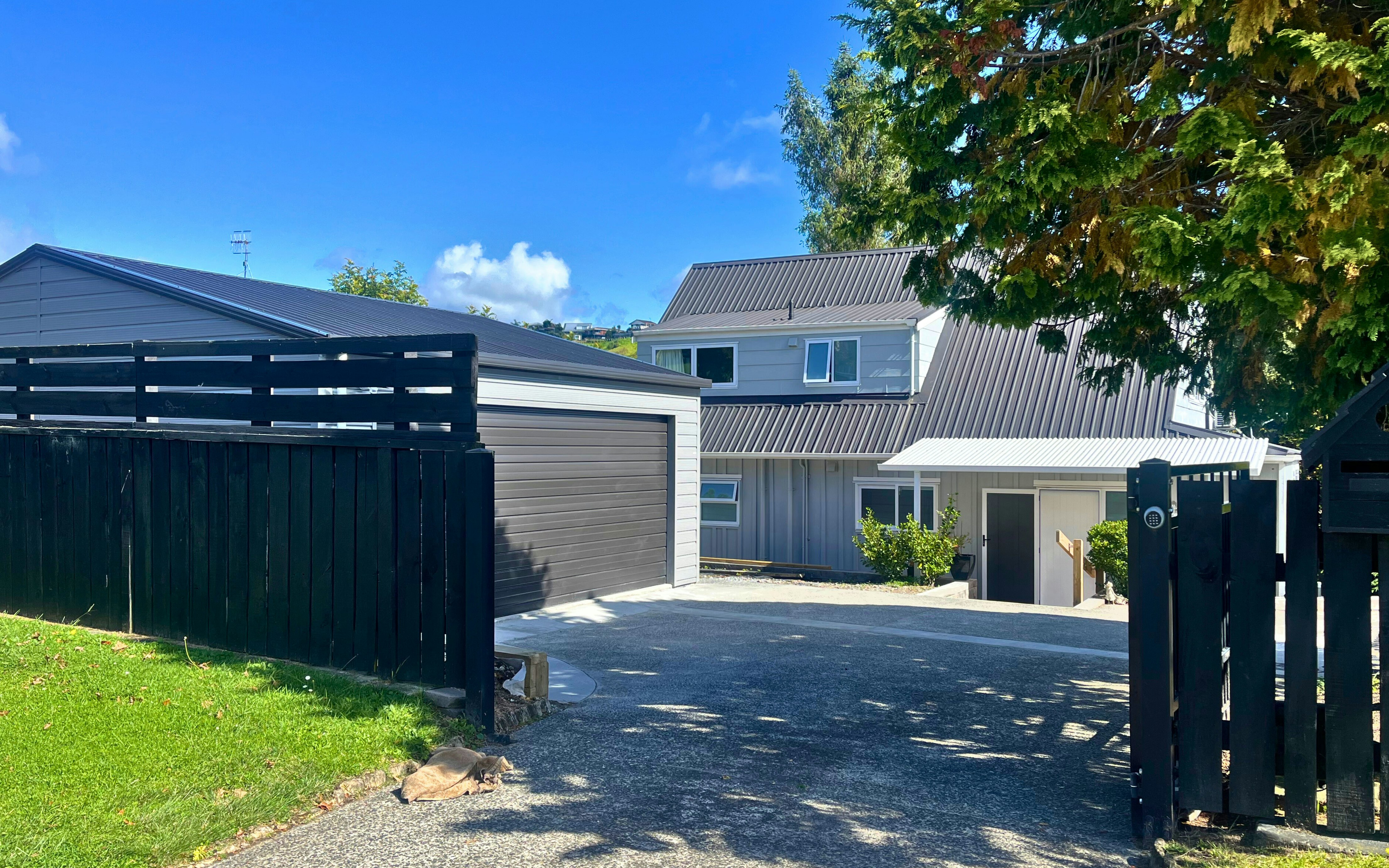 6.0m x 7.2m Double Garage, Superclad Cladding in COLORSTEEL® Sandstone Grey & Flaxpod