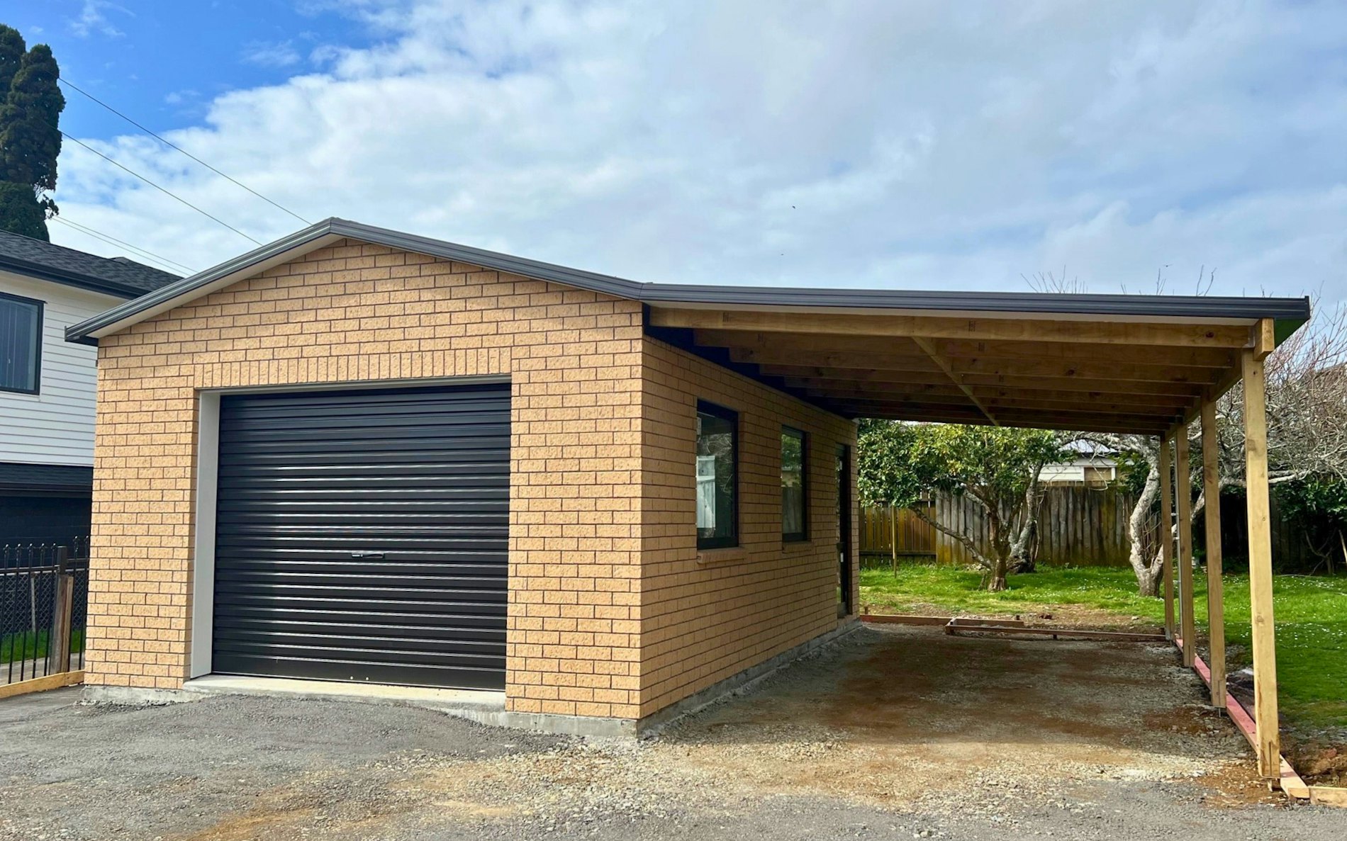 7.2m x 4m single garage with carport