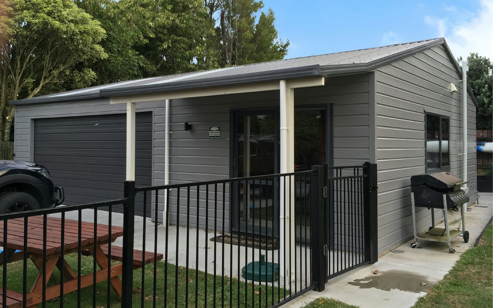 9.6m x 7.2m double garage and sleepout