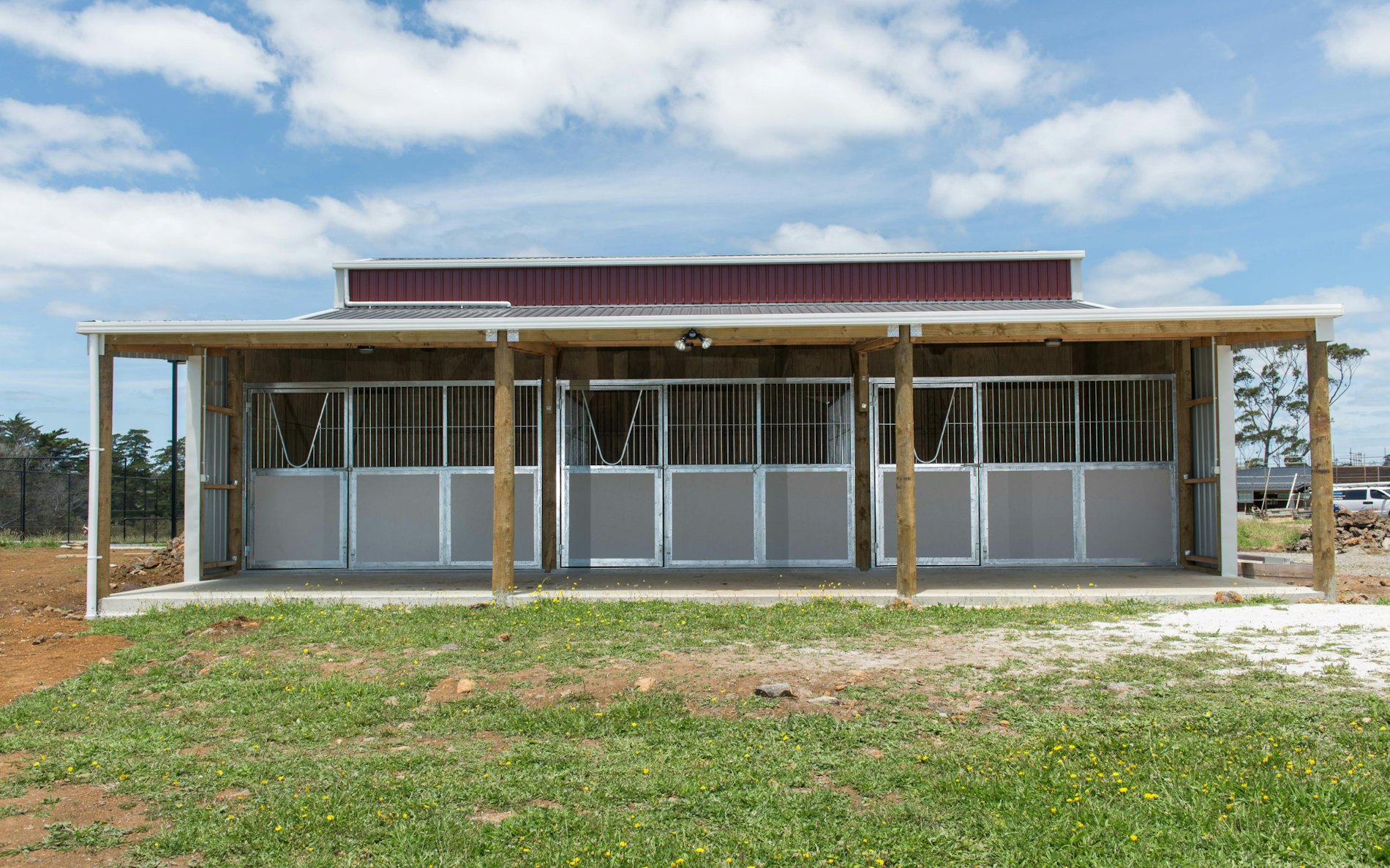 Stand-Tough™ 2.7m(h) x 12m(d) x 12m(w) heritage barn with 3m(w) on side wall