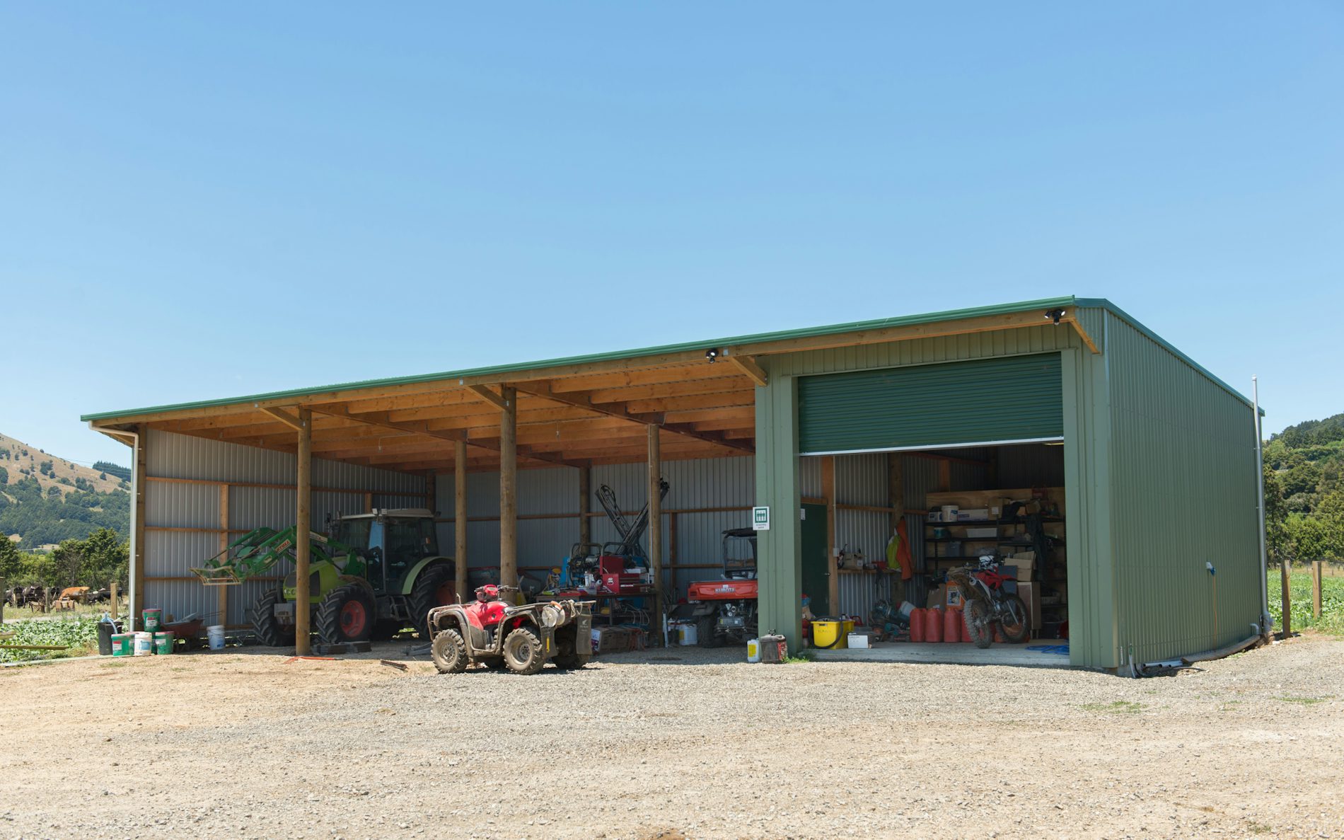 Stand-Tough™, 4 bays shed with enclosed bays